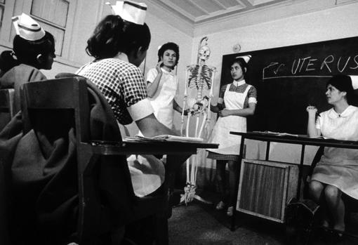 Mujeres enfermeras ;Así era la vida de las mujeres de Afganistán en los años 70