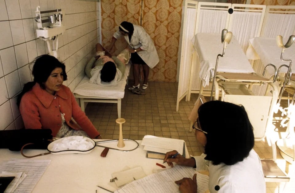 Mujeres enfermeras ;Así era la vida de las mujeres de Afganistán en los años 70