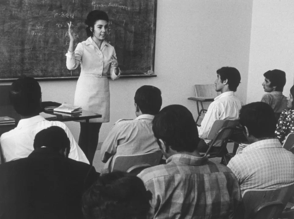 Mujer docente ;Así era la vida de las mujeres de Afganistán en los años 70