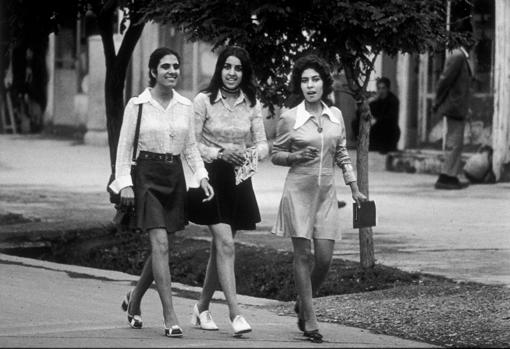 mujeres estudiantes ;Así era la vida de las mujeres de Afganistán en los años 70