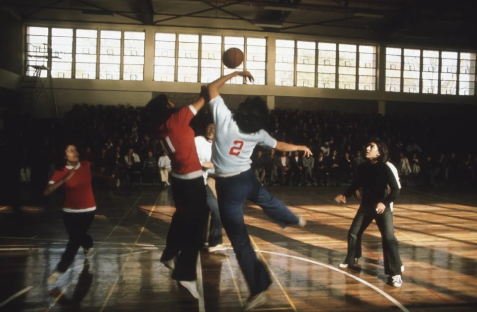 Mujer jugando voleibol ;Así era la vida de las mujeres de Afganistán en los años 70