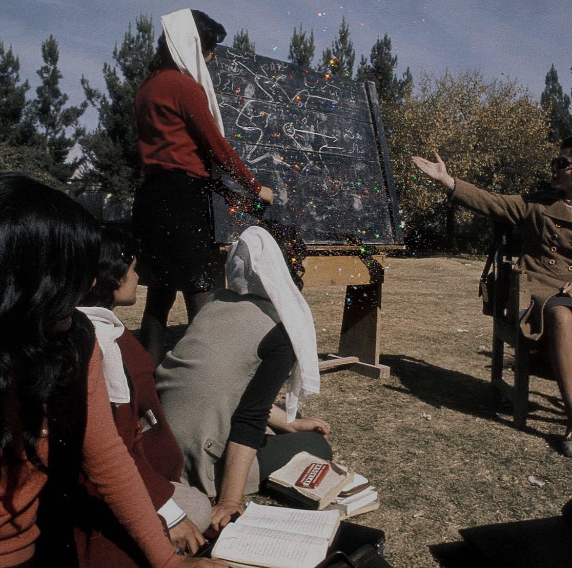 Mujeres dialogando ciencia ;Así era la vida de las mujeres de Afganistán en los años 70