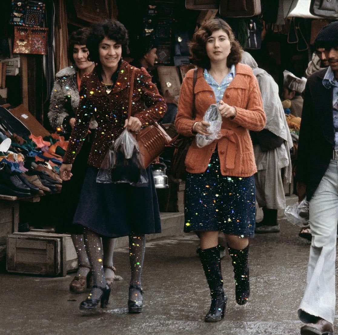 Mujeres paseando por la calle ;Así era la vida de las mujeres de Afganistán en los años 70