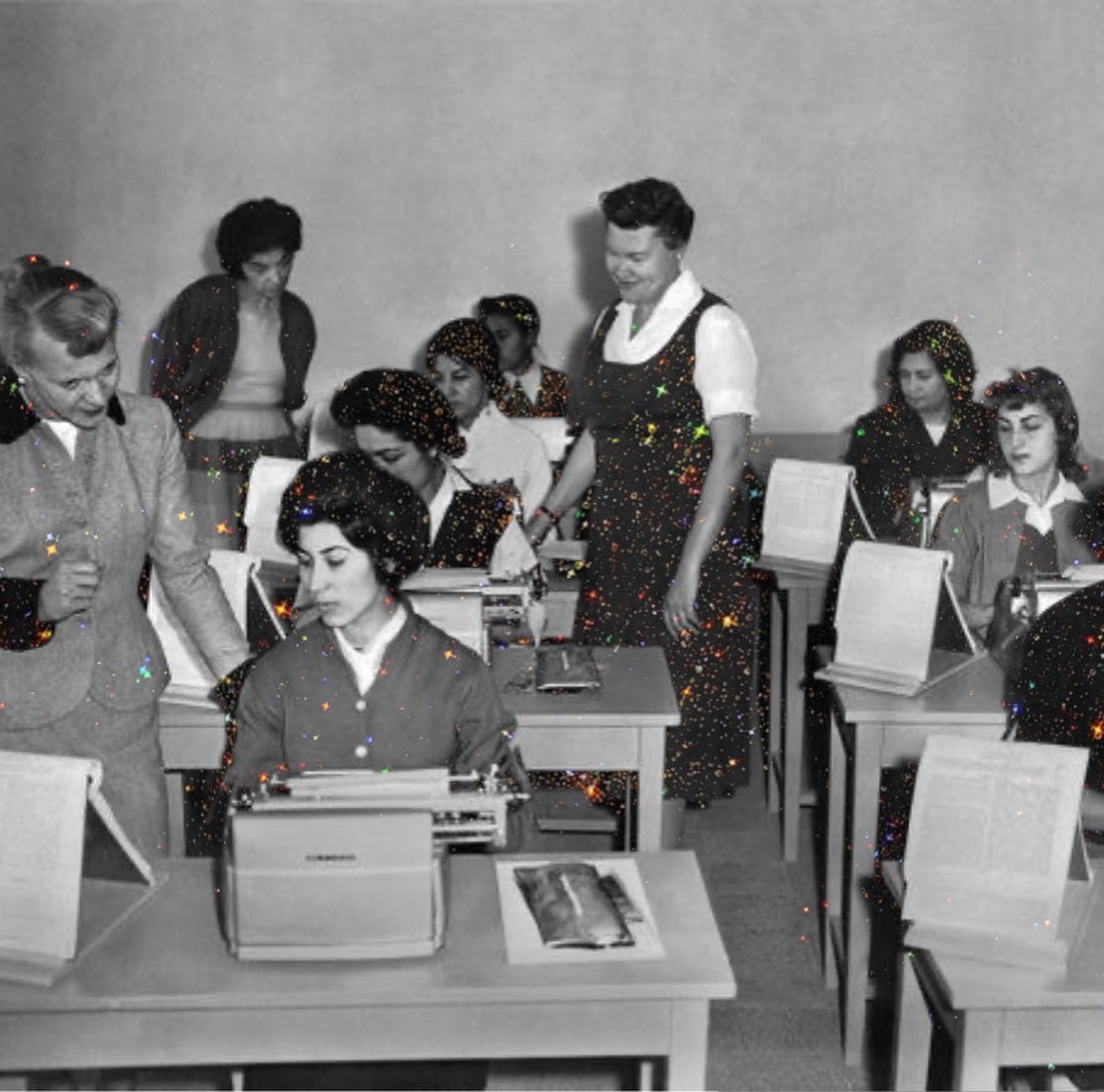 Mujeres secretarias ;Así era la vida de las mujeres de Afganistán en los años 70