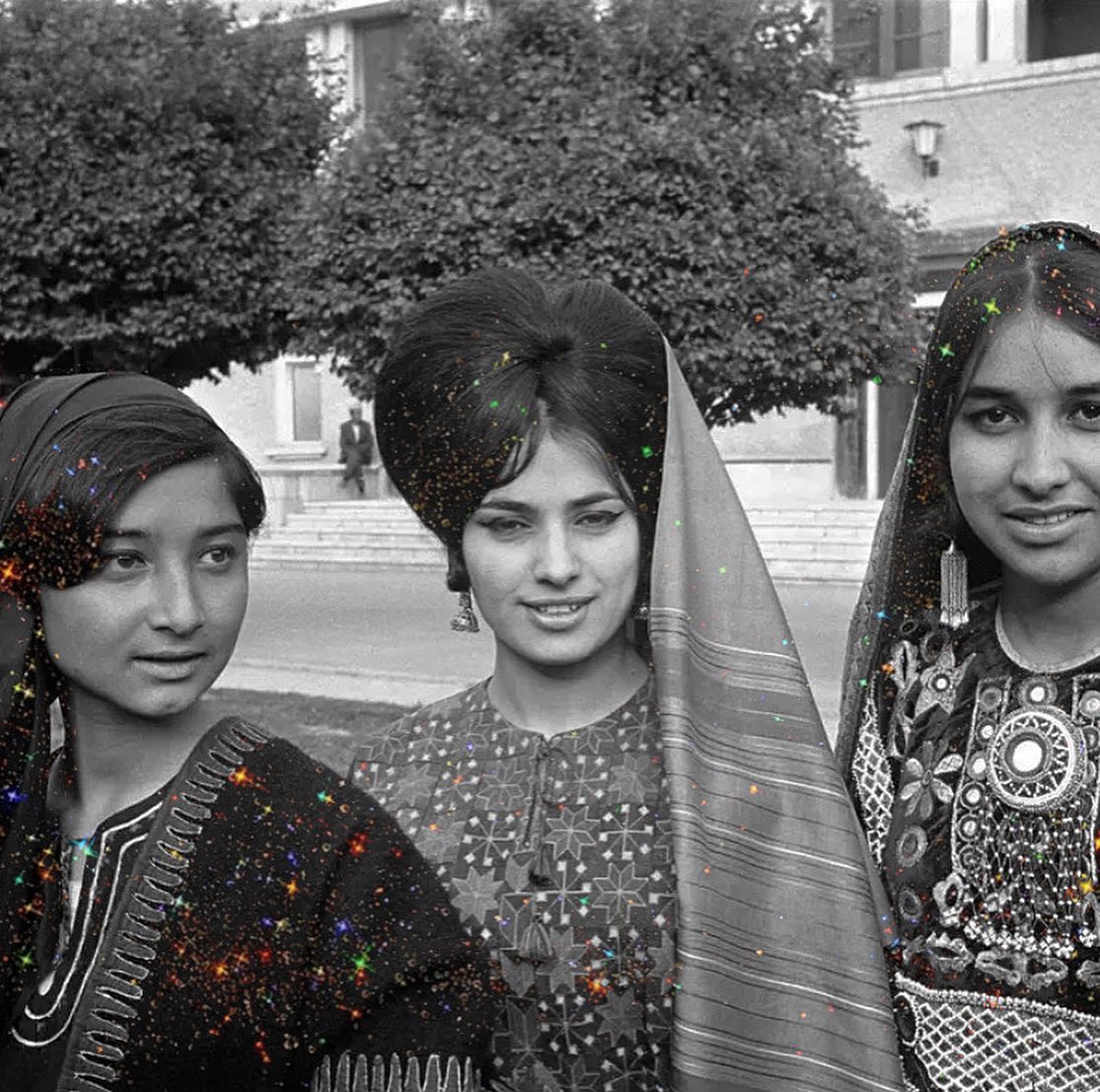 Mujeres sonriendo ;Así era la vida de las mujeres de Afganistán en los años 70