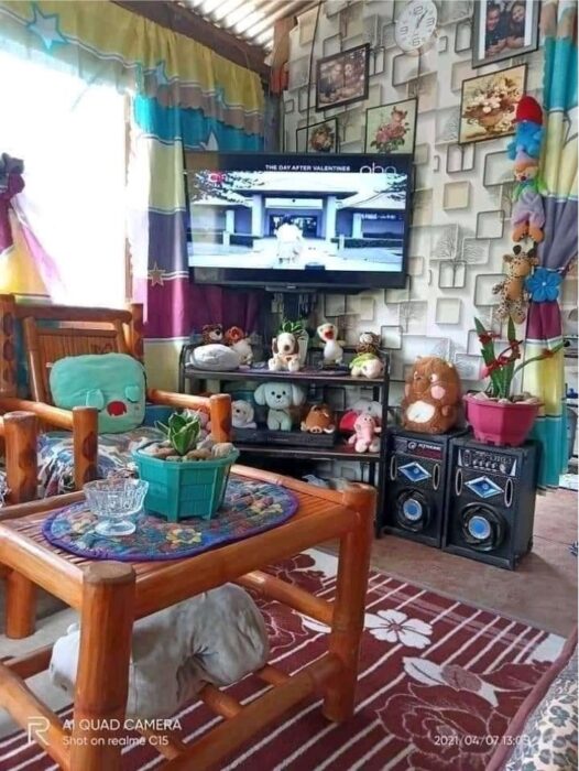 Interior de una casa decorada con muebles de bambú