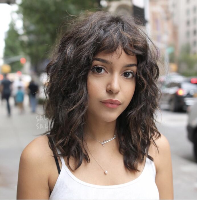 Chica con cabello ondulado ;14 Ideas para cortar tu cabello estilo midi que te encantarán