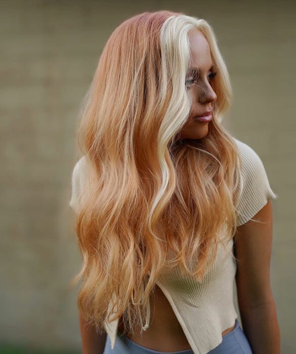 Chica con el cabello teñido de color Creamy Peach