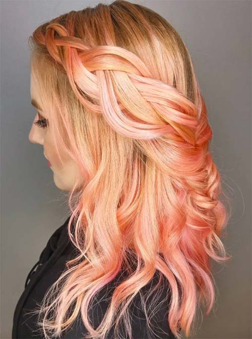 Chica con el cabello teñido de color Creamy Peach