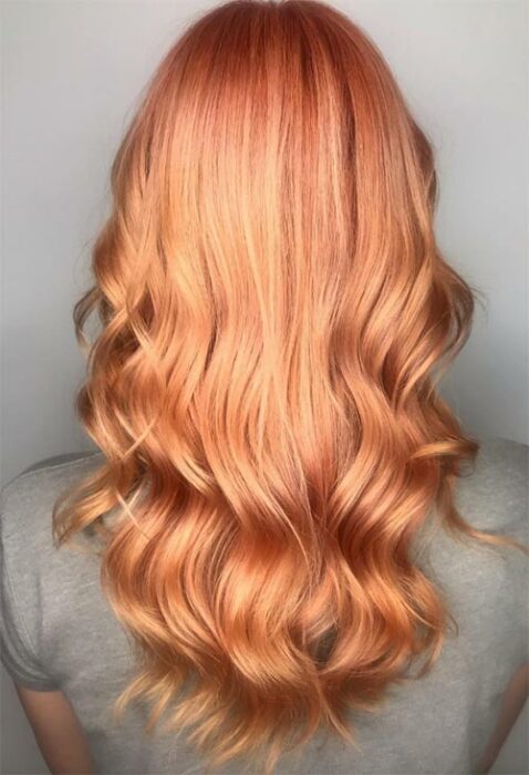 Chica con el cabello teñido de color Creamy Peach