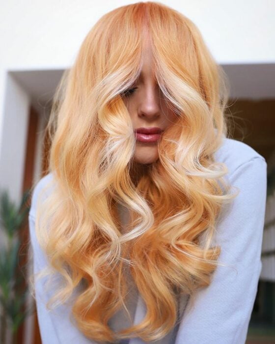 Chica con el cabello teñido de color Creamy Peach