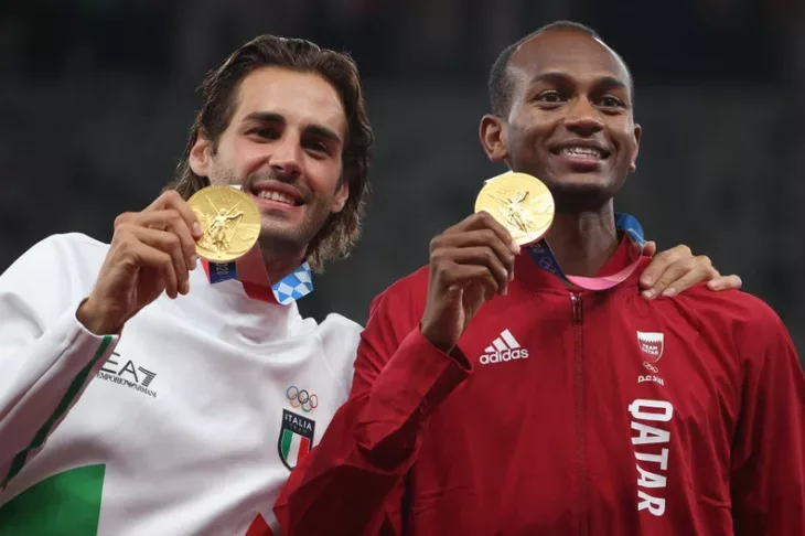 Essa Barshim de Qatar y Gianmarco Tamberi en los Juegos Olímpicos de Tokio 