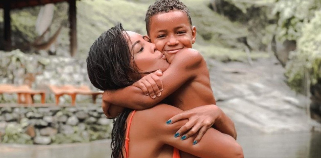 madre e hijo abrazados; Modelo brasileña adopta a niño que vivía en los basureros de la ciudad