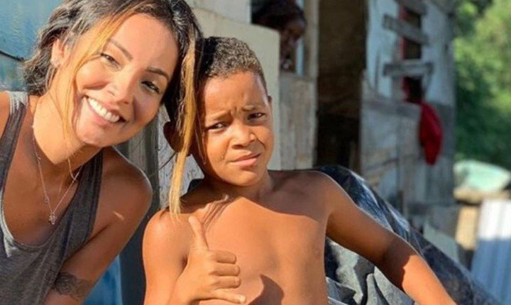 Mother and son smiling;  Brazilian model adopts a boy who lived in the city's garbage dumps