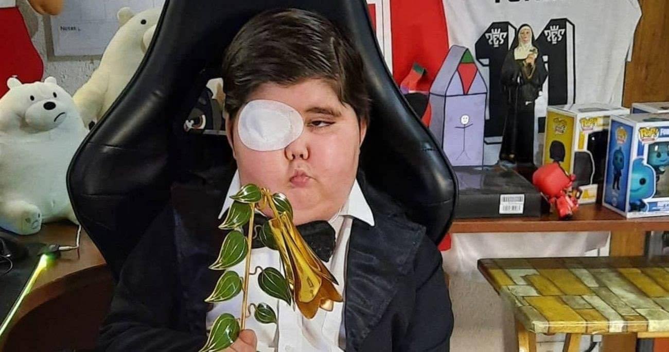 Niño sosteniendo un premio: Fallece Tommy 11, el mejor youtuber que el Internet nos pudo dar