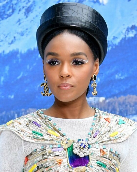 Janelle Monáe posando para una fotografía en una alfombra roja 