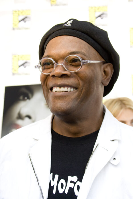 Samuel L. Jackson posando para una fotografía en una alfombra roja 