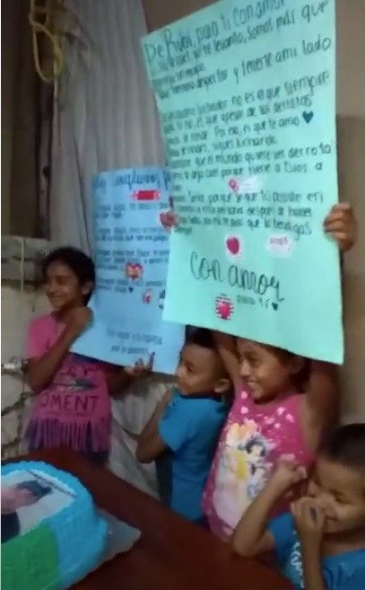 Niños sosteniendo unas pancartas 