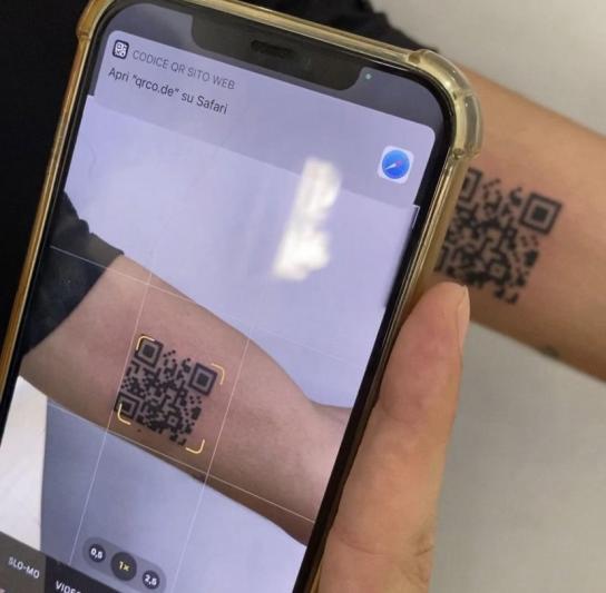 código QR; Hombre se tatúa código QR de su vacunación para evitar problemas en sus viajes