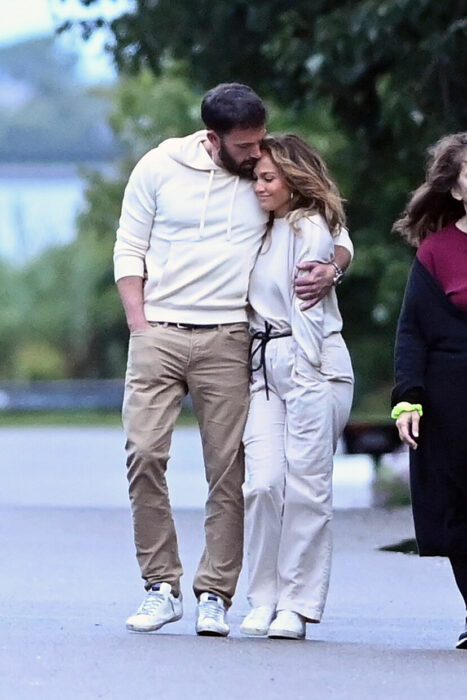 Jennifer Lopez y Ben Affleck besandose mientras están de vacaciones 