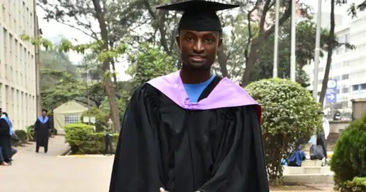 Joven usando una toga al graduarse de la universidad 