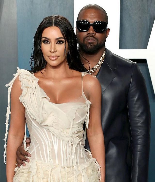 Kim Kardashian y Kaney West; Kim Kardashian se viste novia en concierto de Kanye West