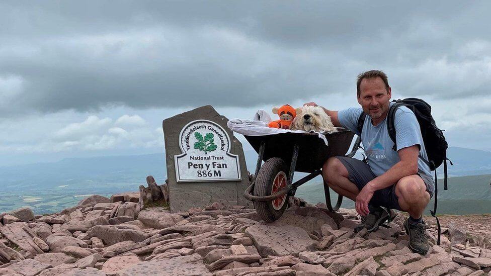 Hombre y su perro paseando; Llevó a su amado perro a su última aventura a través de su ruta favorita