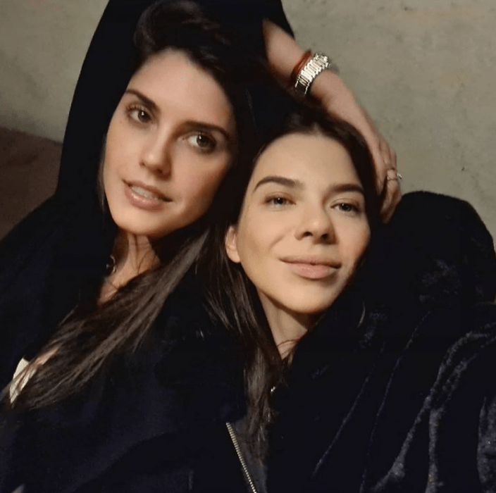 Madre e hija tomando una selfie; mamá borra redes sociales de hija con 2 millones de seguidores