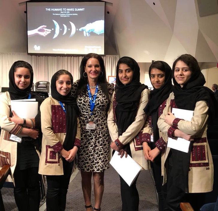 Grupo de chicas; Madre viajó hasta Qatar y rescata 10 jóvenes afganas que competían en robótica