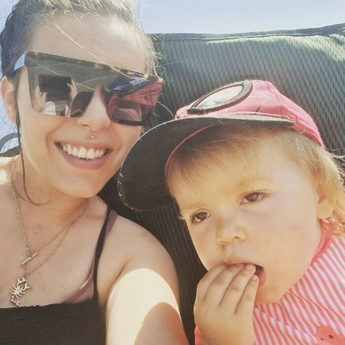 Madre e hijo comiendo galletas caseras
