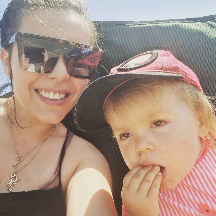 Madre e hijo comiendo galletas caseras