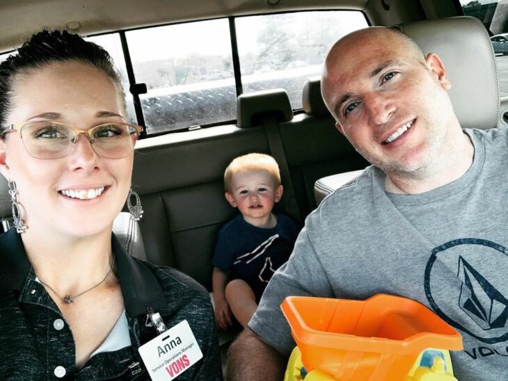 Familia paseando en el coche