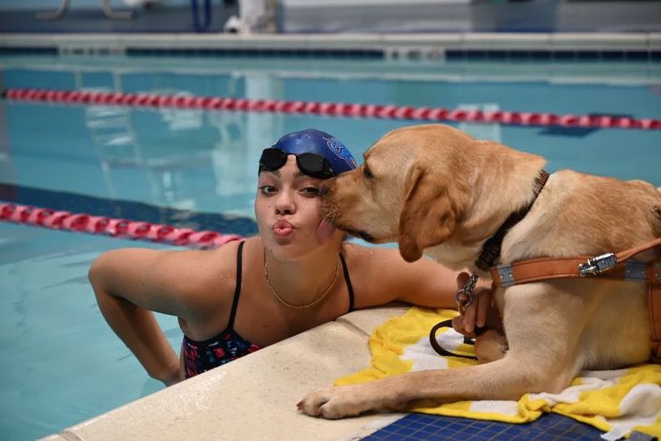 Nadadora ciega y su perro guía van en pareja a los Juegos Paralímpicos
