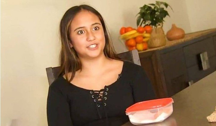 Niña sentada junto a una mesa; Niña se encuentra un “Dorito inflado” en sus papitas, lo vende y los ejecutivos de Doritos le dan 19 mil dólares