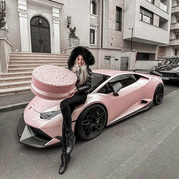 Ramo con rosas de color pastel ;20 'Niños ricos' en Instagram que presumen todo lo que compran con el dinero de papá