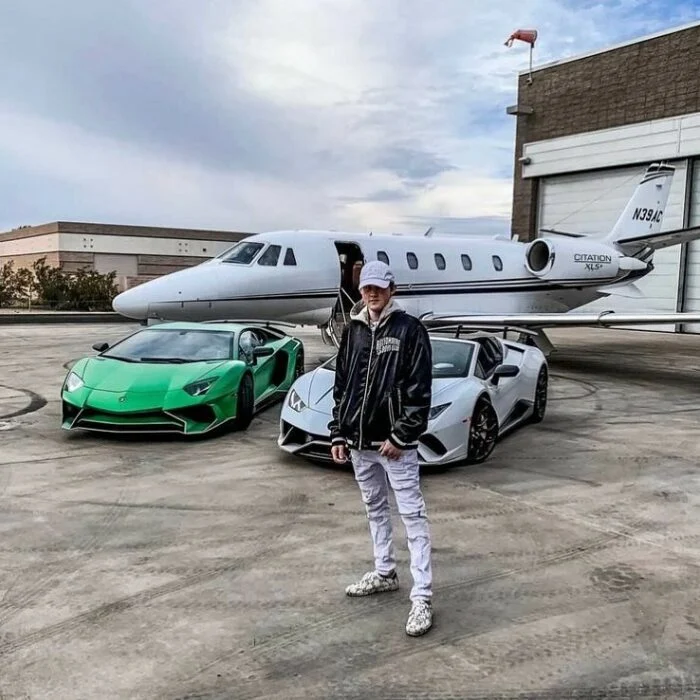 Chico frente a autos de lujo ;20 'Niños ricos' en Instagram que presumen todo lo que compran con el dinero de papá