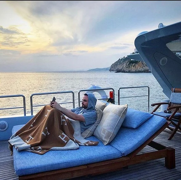 Joven sentado en el cobertizo de un barco ;20 'Niños ricos' en Instagram que presumen todo lo que compran con el dinero de papá