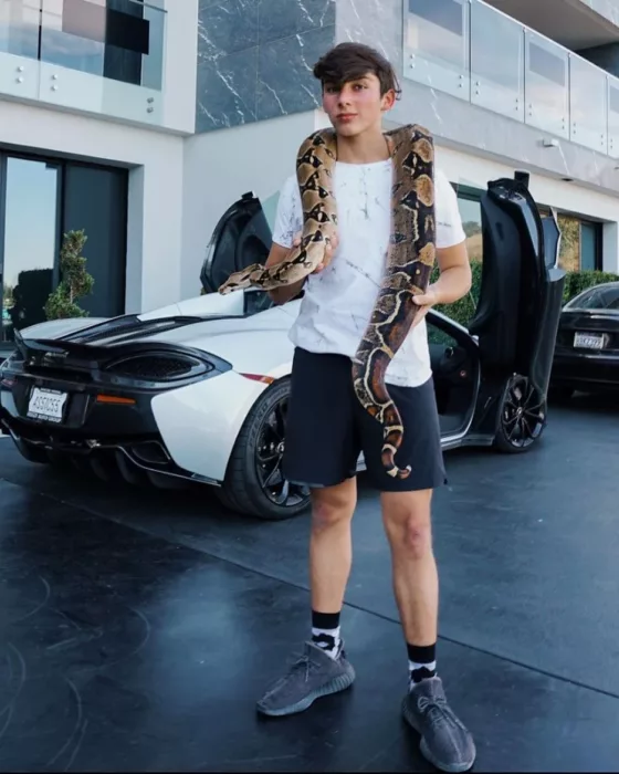 chico sosteniendo una serpiente ;20 'Niños ricos' en Instagram que presumen todo lo que compran con el dinero de papá