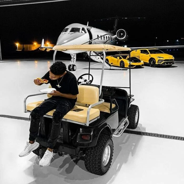 Chico comiendo pizza en un carro de golf ;20 'Niños ricos' en Instagram que presumen todo lo que compran con el dinero de papá