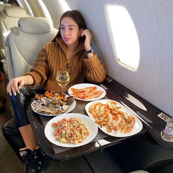 Comiendo mariscos dentro de un avión ;20 'Niños ricos' en Instagram que presumen todo lo que compran con el dinero de papá