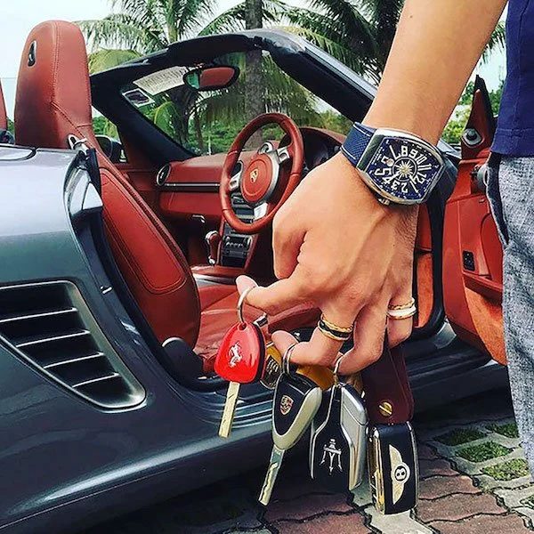 Sosteniendo llaves de autos de lujo ;20 'Niños ricos' en Instagram que presumen todo lo que compran con el dinero de papá