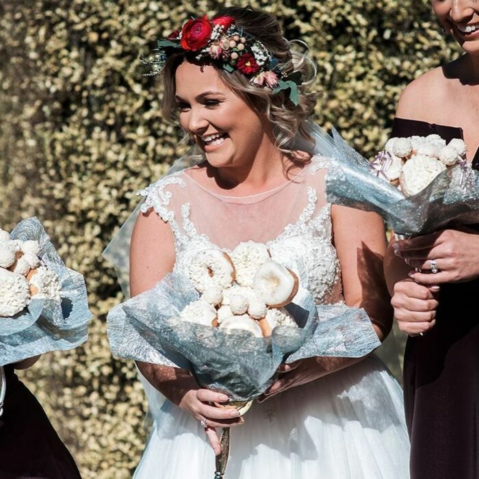 Mujer usando un ramo de novia hecho de donas 