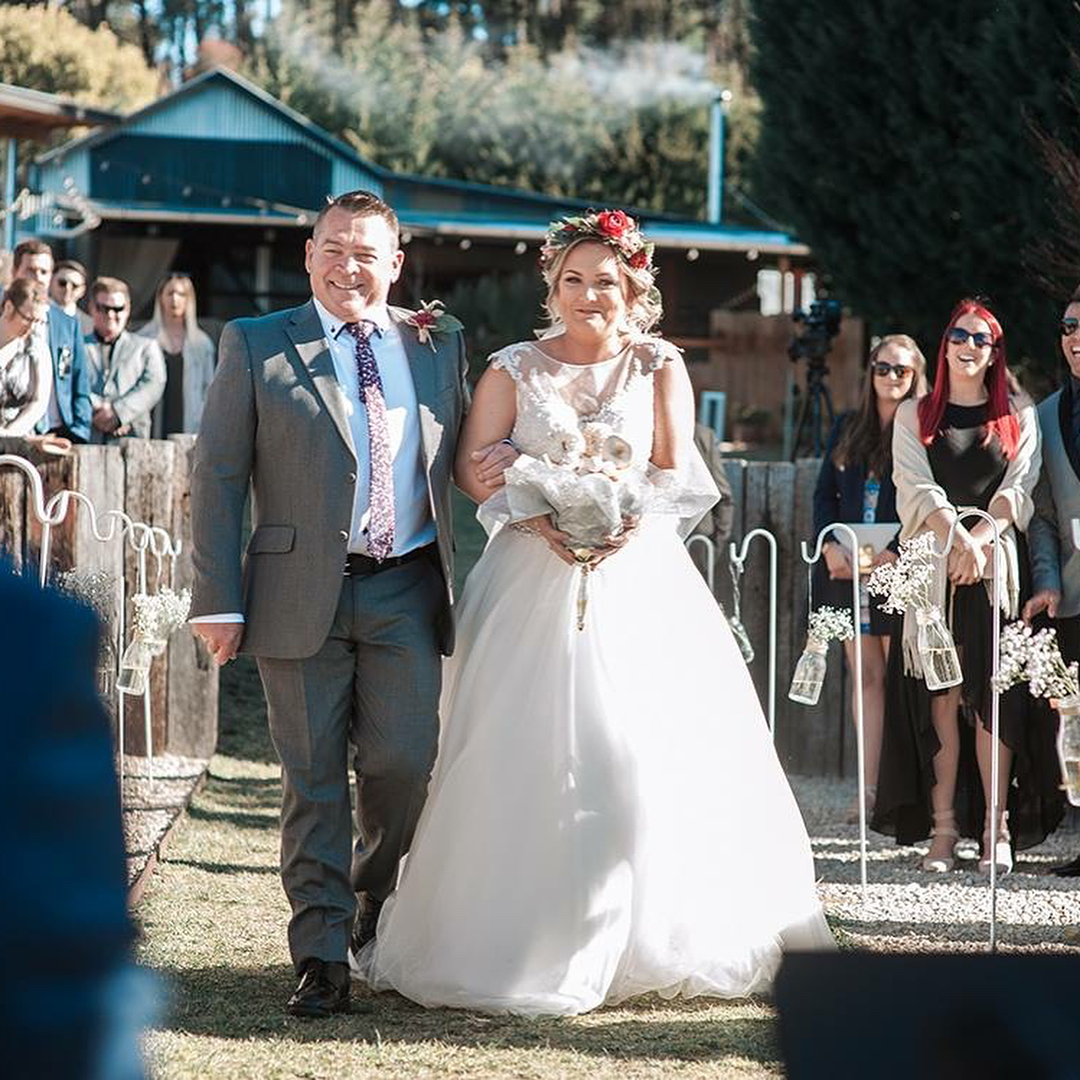 A replacement bride. Little caprice в свадебном платье. Вивьен невес. Невеста идет к алтарю. Свадьба анушкиных.