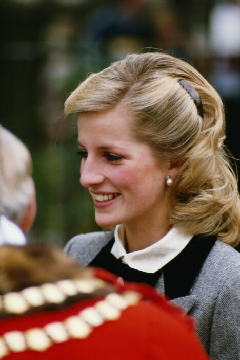 Princesa Diana de Glaes usando un peinado diferente