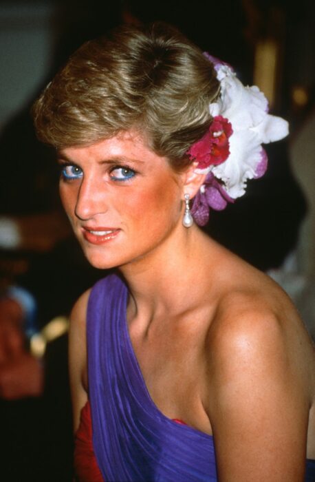 Princesa Diana de Glaes usando un peinado diferente