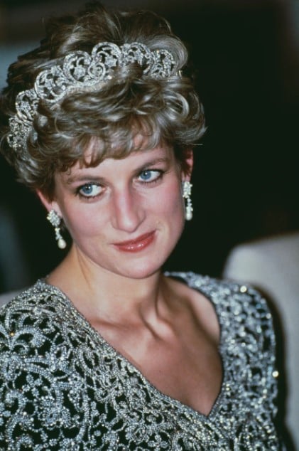 Princesa Diana de Glaes usando un peinado diferente