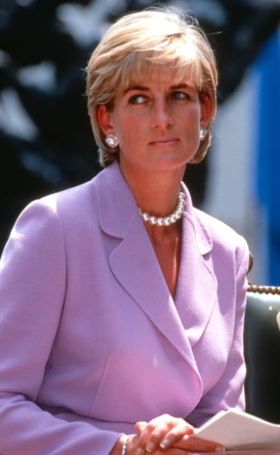 Princesa Diana de Glaes usando un peinado diferente