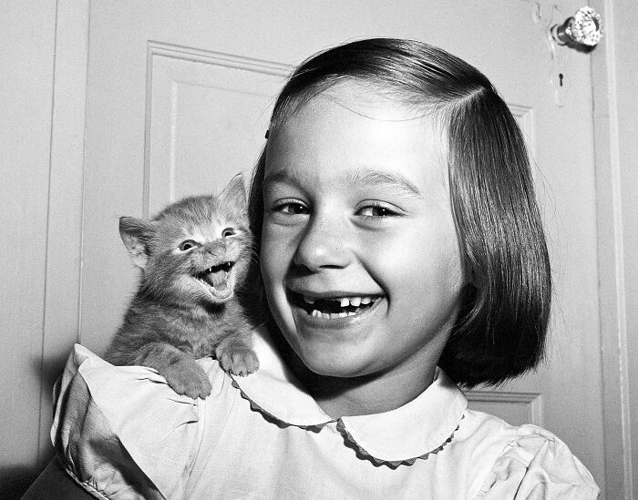 Niña con un gato ;16 Pruebas de que los abuelos eran cool y no necesitaban de filtros en sus fotos