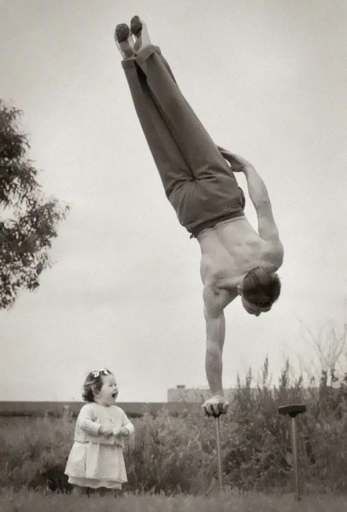 Hombre haciendo ejercicio ;16 Pruebas de que los abuelos eran cool y no necesitaban de filtros en sus fotos