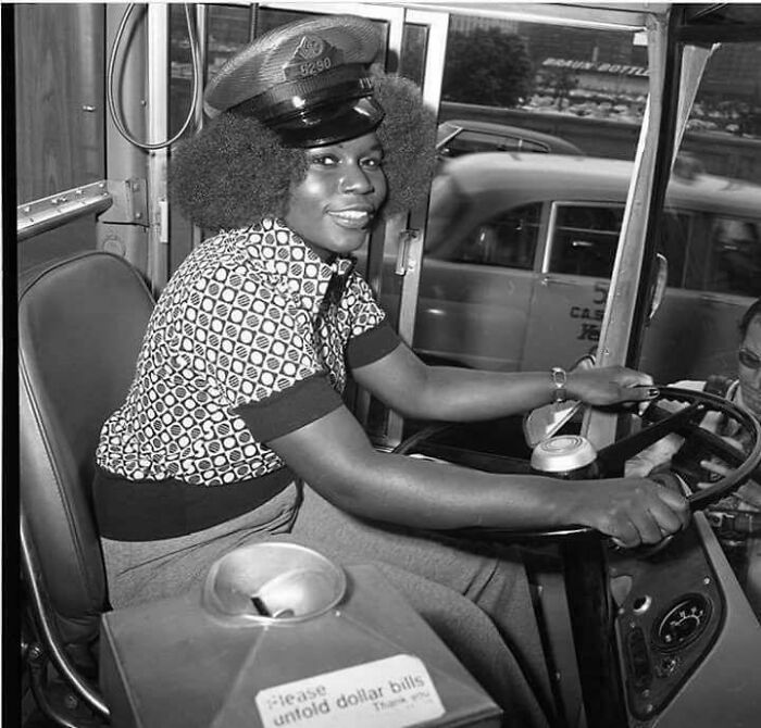 Mujer en un autobús; 16 Pruebas de que los abuelos eran cool y no necesitaban de filtros en sus fotos